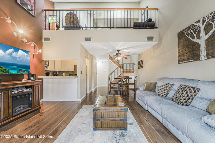 Property Photo:  272 Timber Ridge Drive  NY 10306 