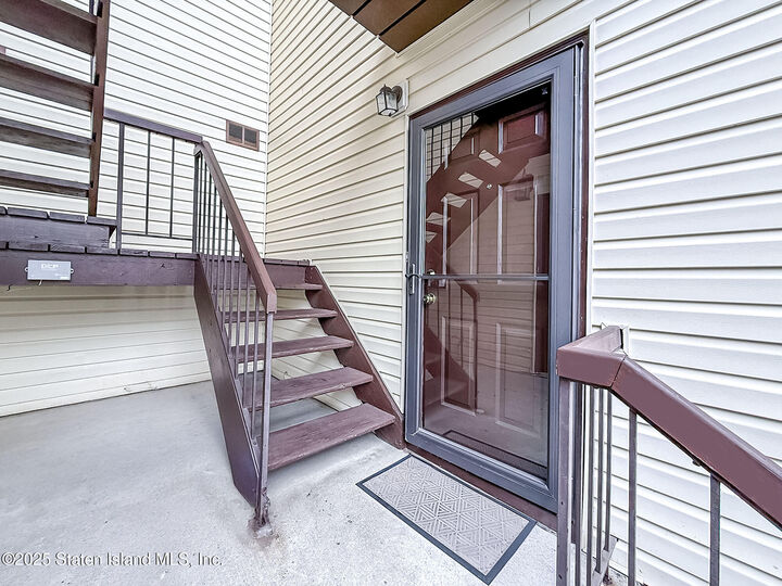 Property Photo:  252 Timber Ridge Drive  NY 10306 