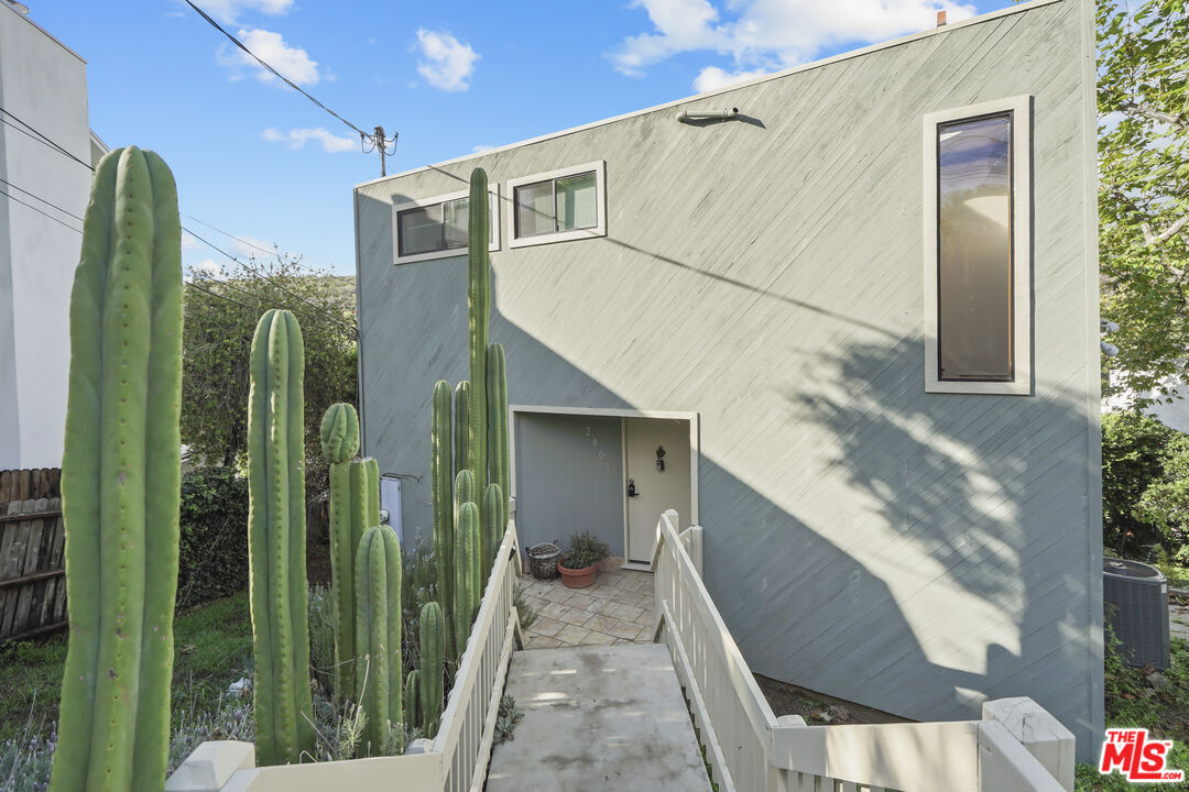 Property Photo:  2909 Searidge St  CA 90265 