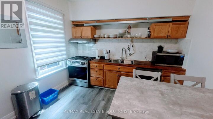 Property Photo:  206 Bathurst Street  ON M5T 2R9 
