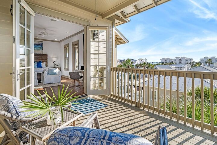 Property Photo:  10140 E County Highway 30A 2  FL 32461 