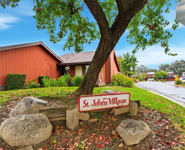 Property Photo:  922 E Oakridge Avenue  CA 93292 