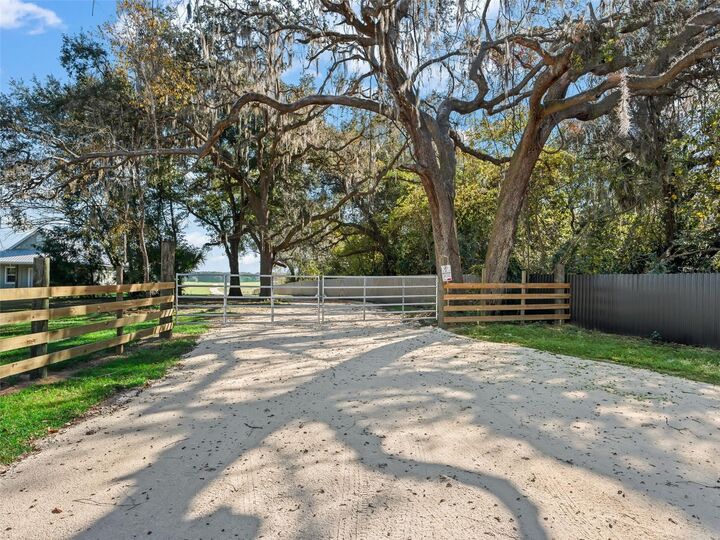 Property Photo: Cr 635 FL 33513