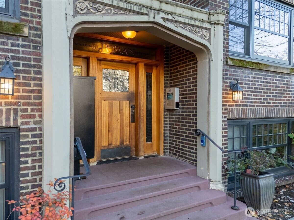 Property Photo:  525  16th Avenue E 403  WA 98112 