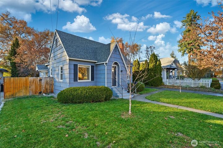 Property Photo: 105 N Bellevue Avenue WA 99362