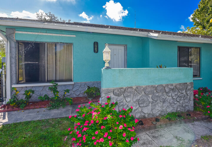 Property Photo: 1082 SE Saint Lawrence Way FL 34997
