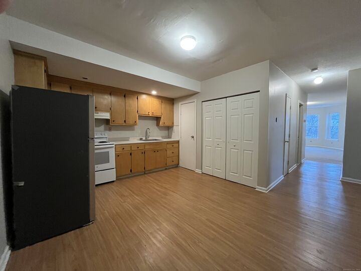 Property Photo:  19 Divinity Street 3E  CT 06010 