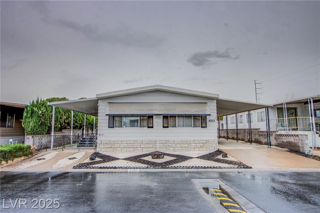 Property Photo: 4557 Royal Ridge Way 193 NV 89103