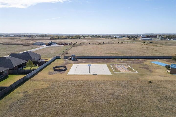 Property Photo: 1210 Auburn Circle OK 73078