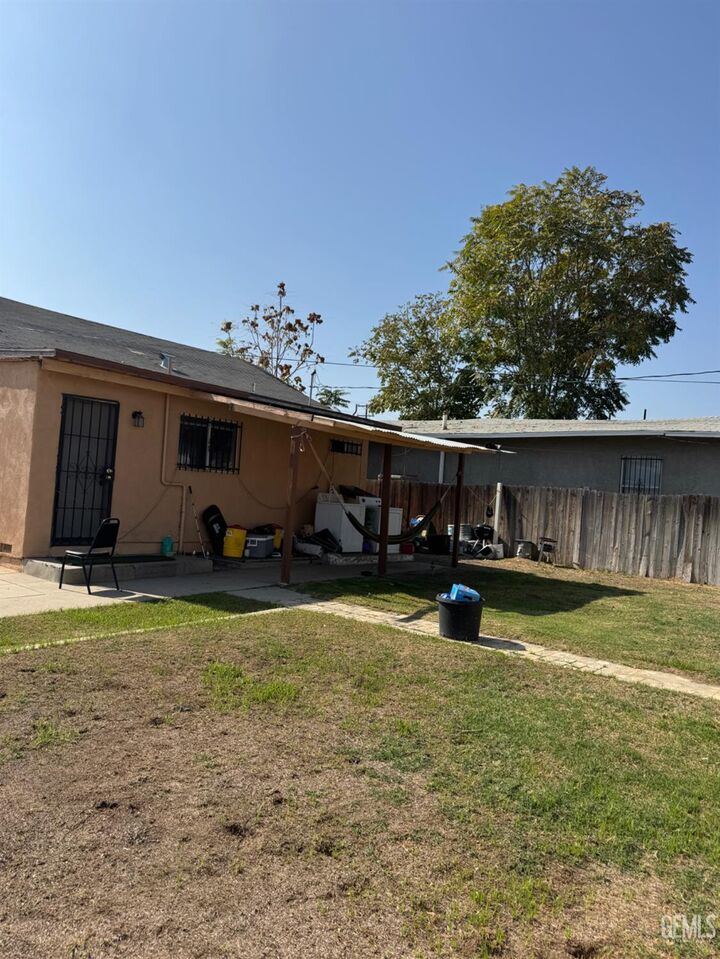 Property Photo: 1032 E 19th Street CA 93305