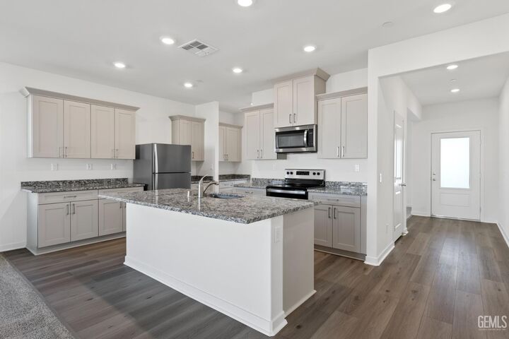 Property Photo: 8013 Ita Palm Way CA 93313