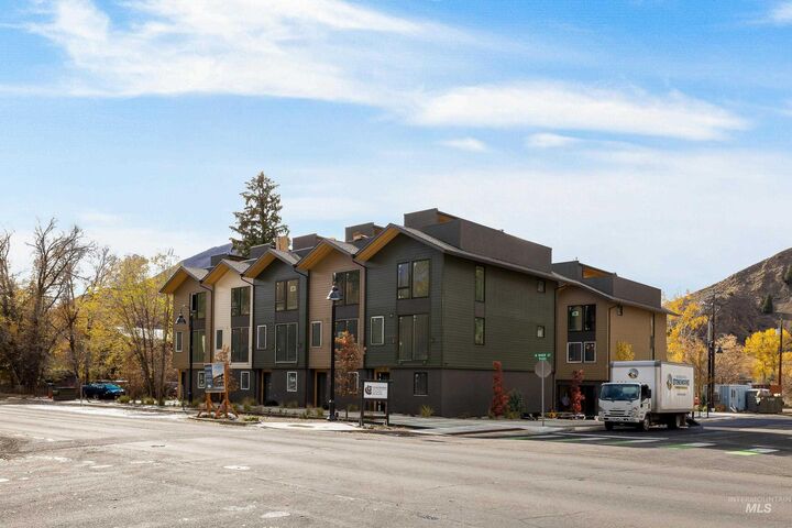 Property Photo: 317 N River Street Unit 4 ID 83333