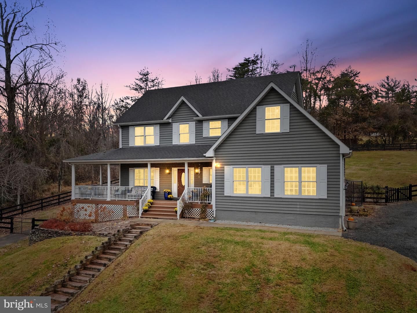 Property Photo: 8182 Ashton Way VA 20186