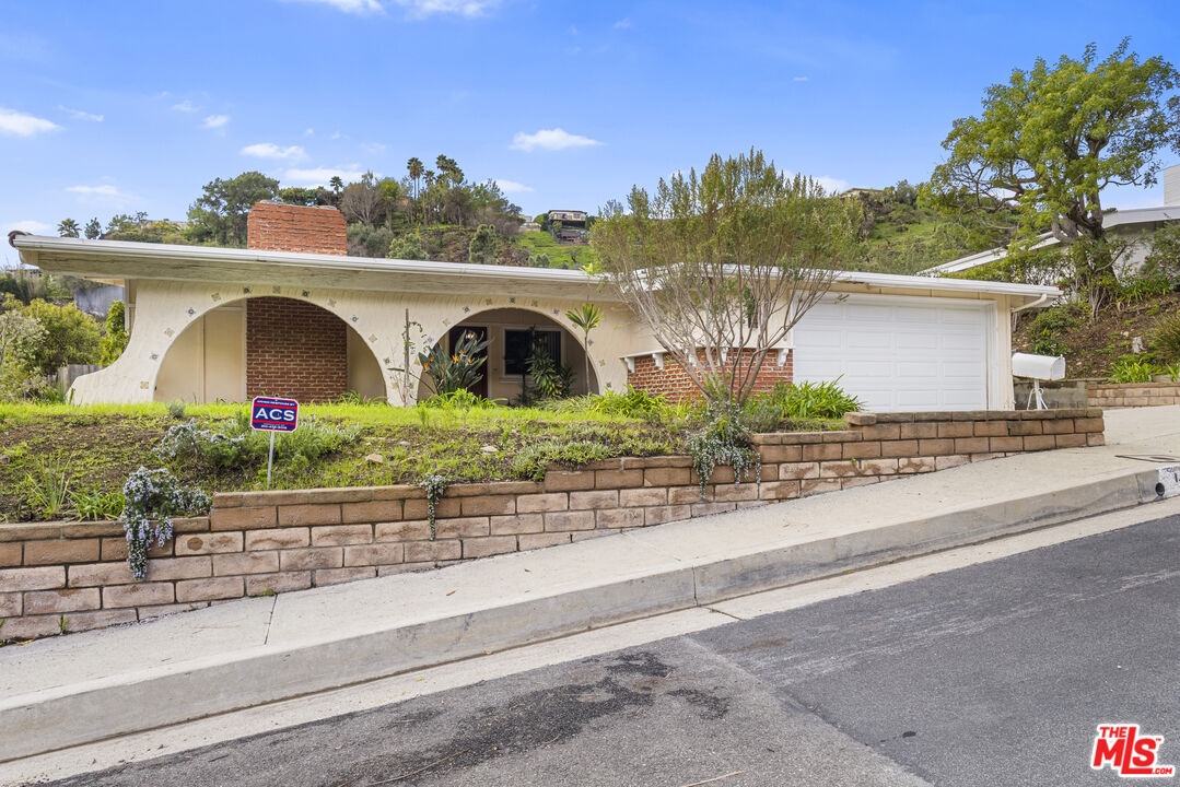 Property Photo:  1295 El Hito Cir  CA 90272 