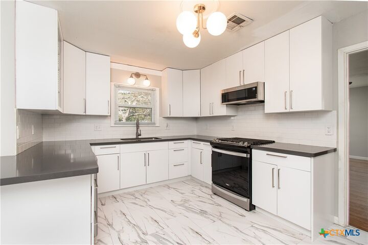 Property Photo:  812 N Penelope Street  TX 76513 