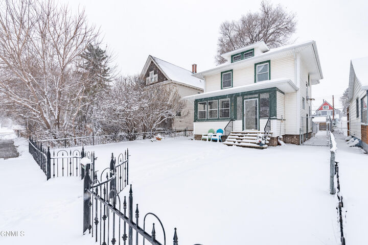 Property Photo:  405 1st Avenue NW  ND 58554 