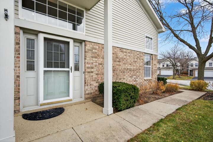 Property Photo: 160 Sherwood Court IL 60172