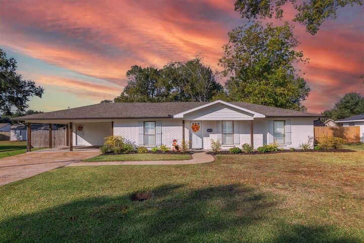 Property Photo:  6512 Sunmeadow Lane  LA 70605 