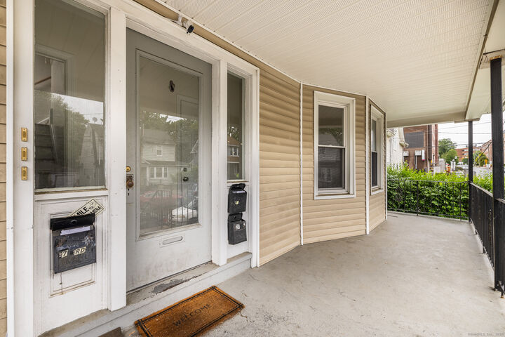 Property Photo:  25 Hunting Street 2nd Floor  CT 06606 