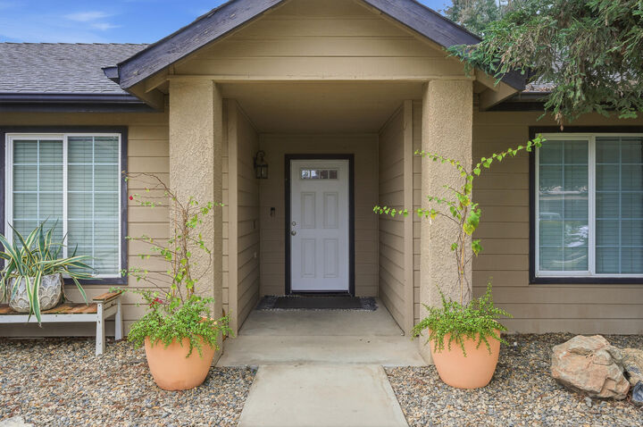 Property Photo: 915 S Laguna Street CA 93292