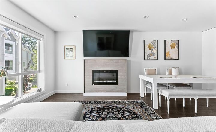 Property Photo:  1032 Cloverdale Ave 7  BC V8X 2T9 