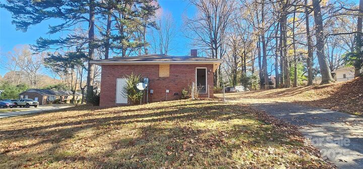 Property Photo:  553 Derrydowne Drive  NC 28213 