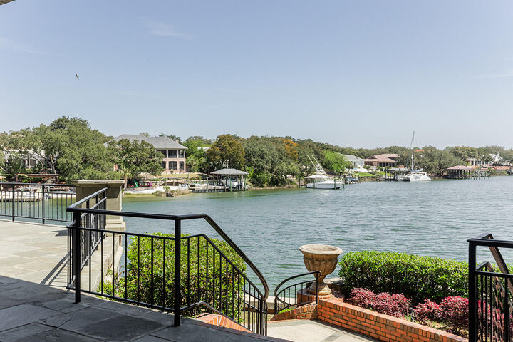 Property Photo:  204 Laura Lane  FL 32561 