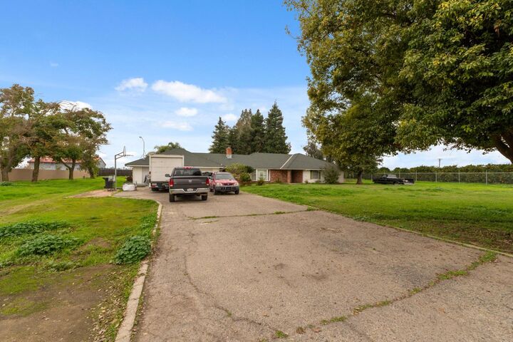 Property Photo:  5517 S East Avenue  CA 93725 