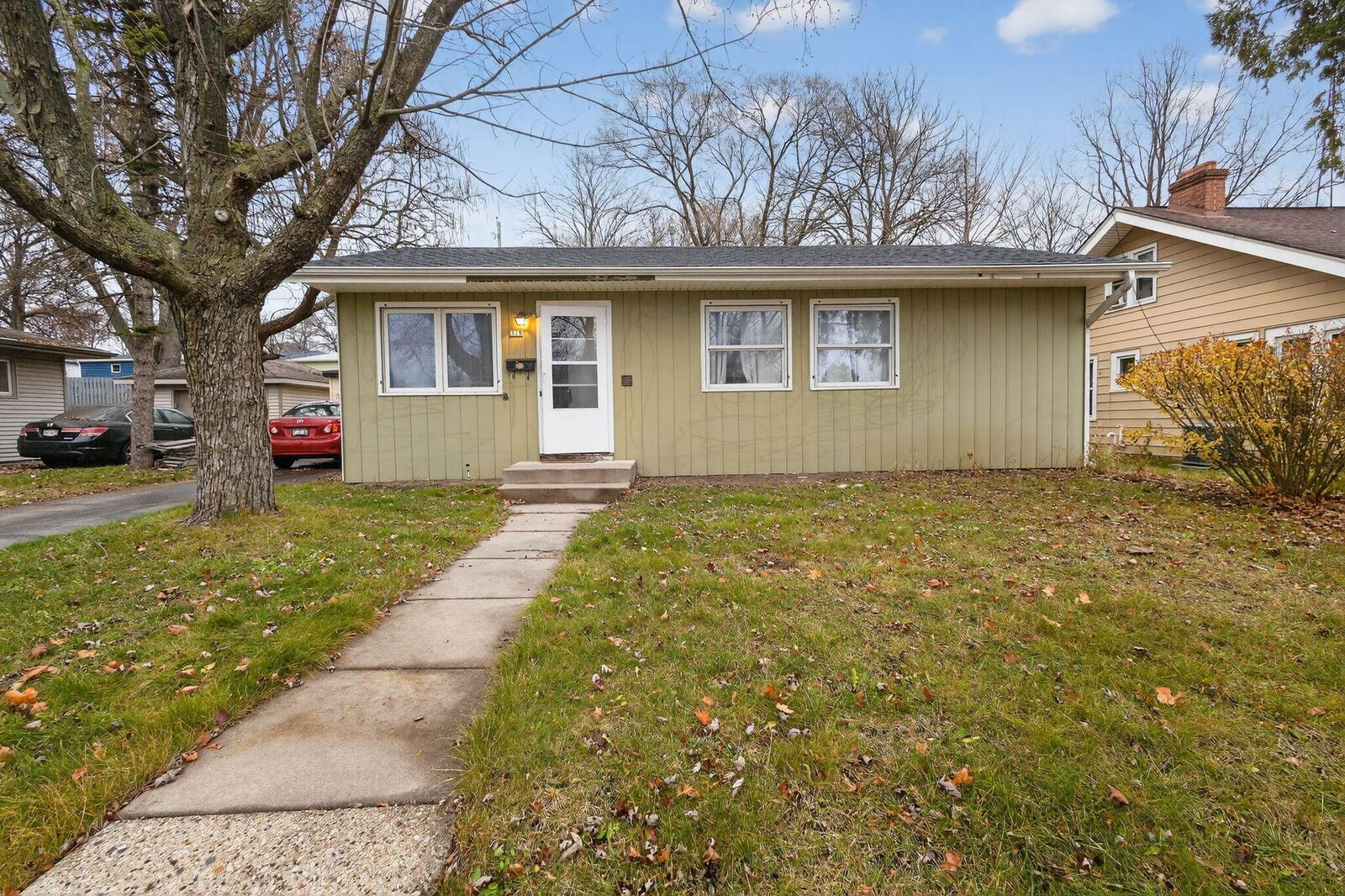 Property Photo:  319 Jasper Ln  WI 53188 