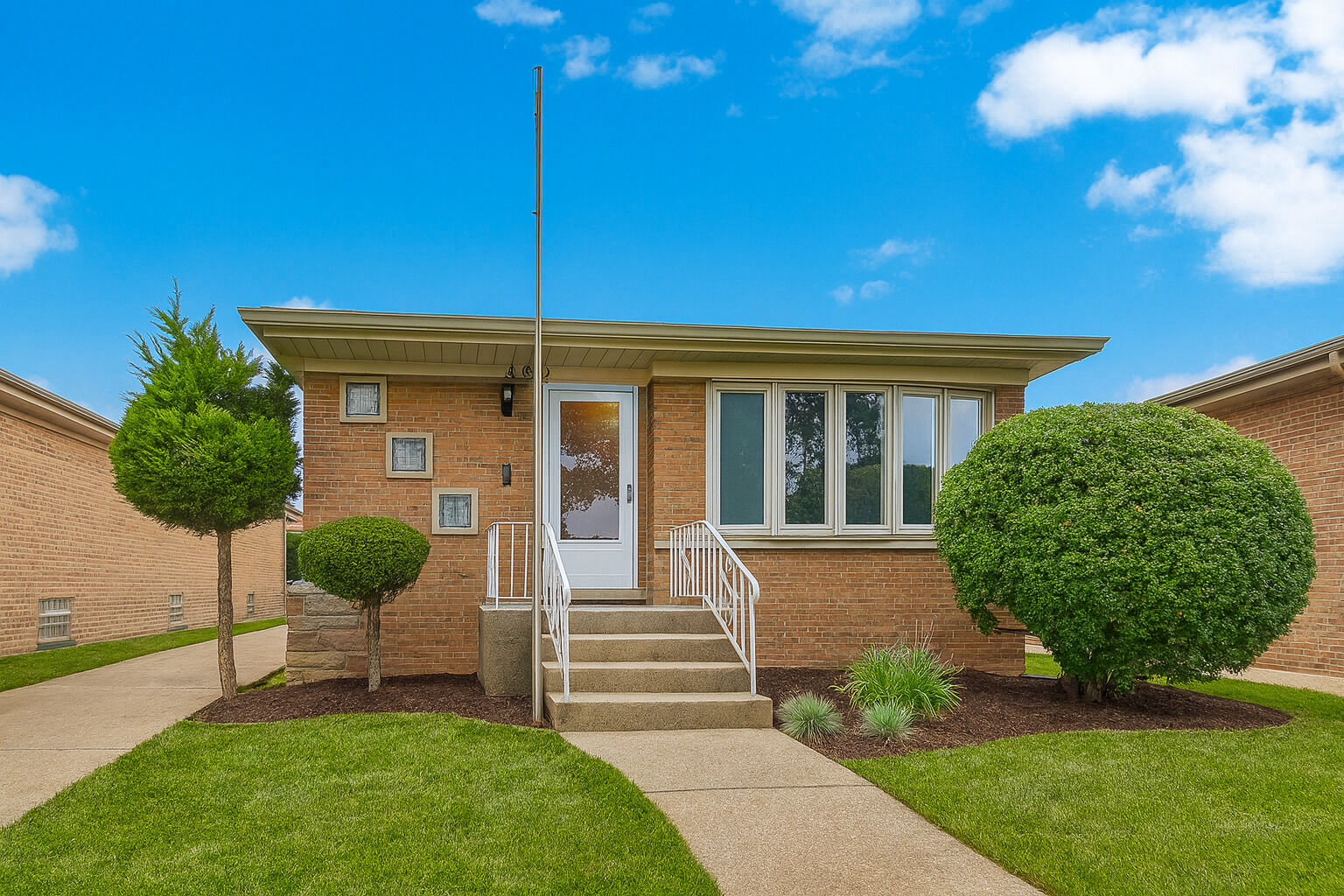 Property Photo:  4900 N Ridgewood Avenue  IL 60706 