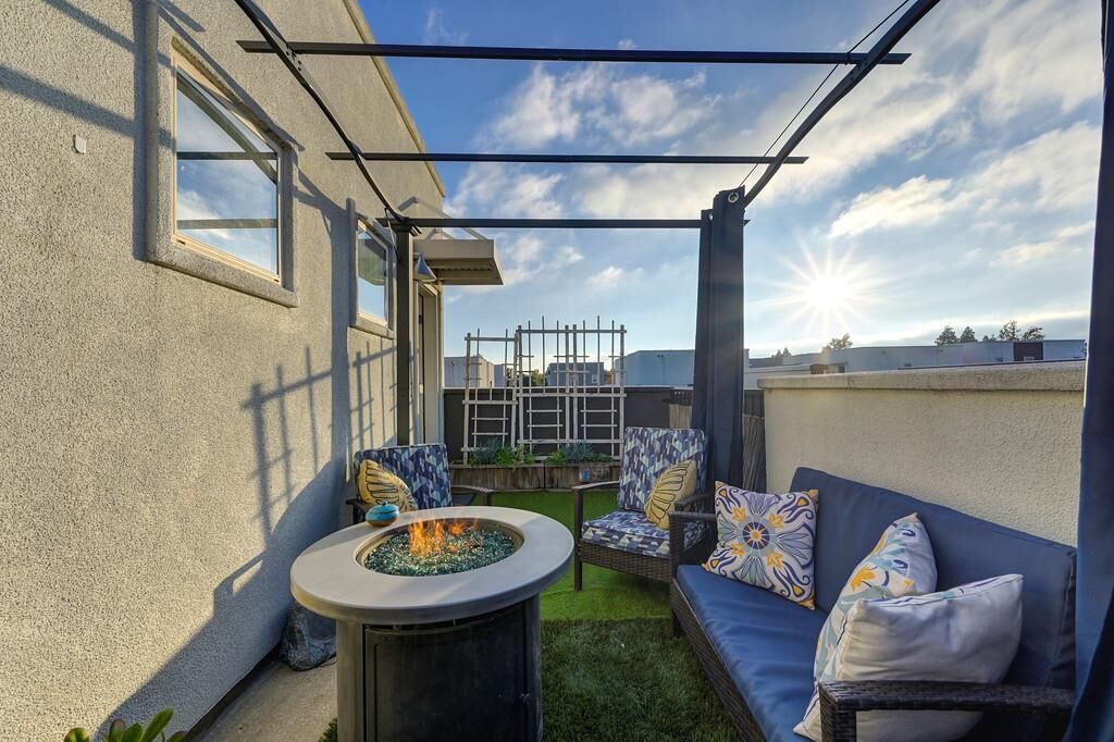 Property Photo: 216 Box Lane CA 95818