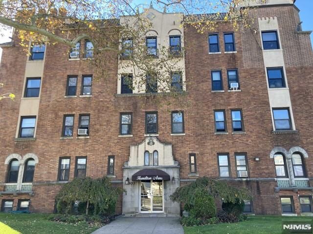 Property Photo:  303 Hamilton Place Bas2  NJ 07601 