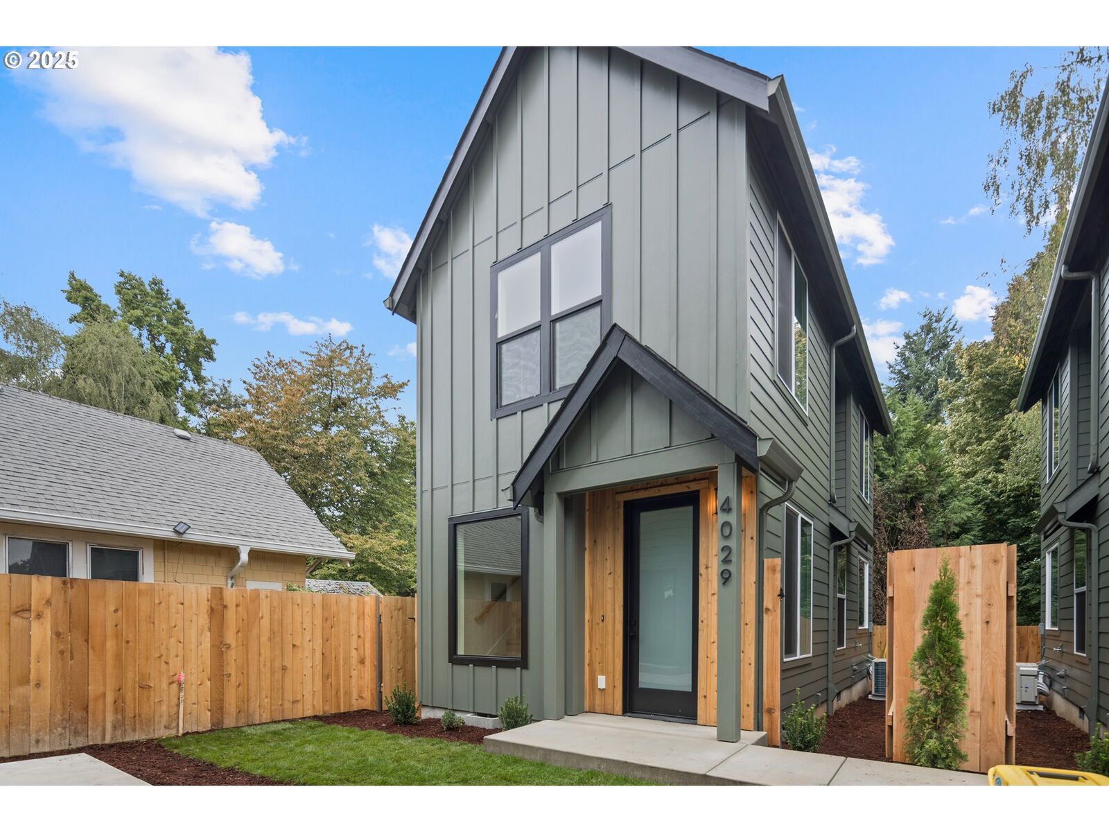 Property Photo:  4029 SE Tibbetts St  OR 97202 