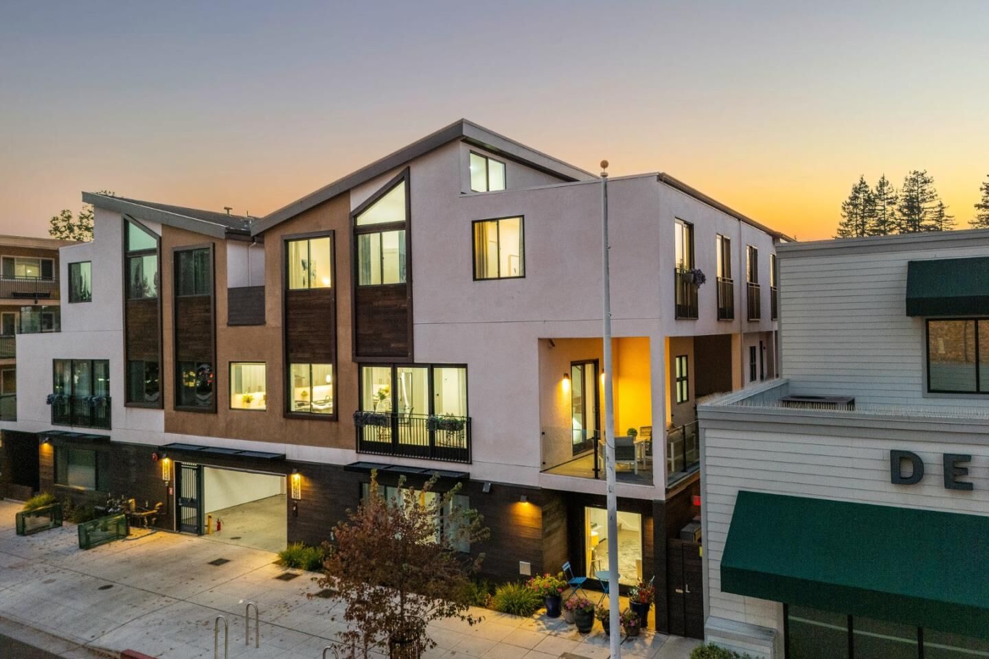 Property Photo:  916 Woodside Road  CA 94061 