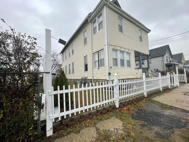 Property Photo:  263 Jefferson Street 3rd Floor  CT 06607 