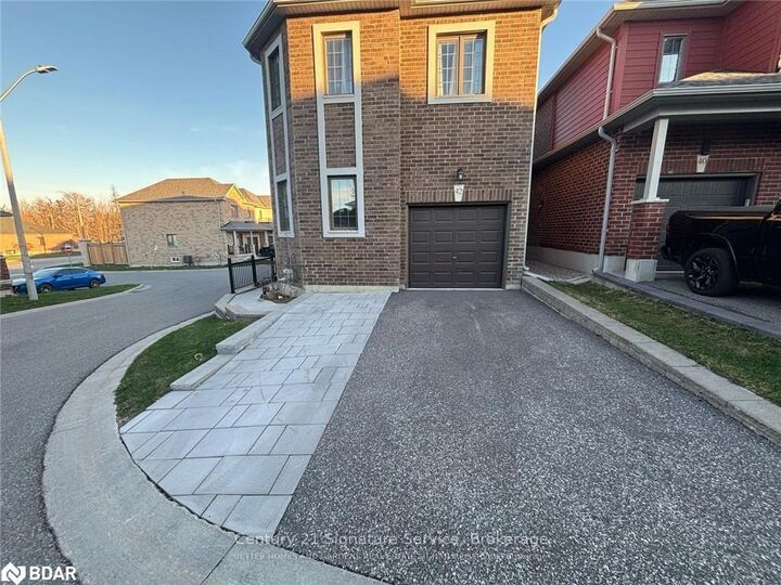 Property Photo:  42 Bedford Estates Crescent  ON L4N 9K5 