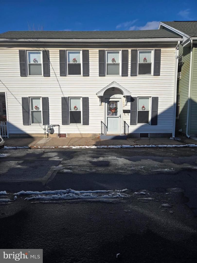 Property Photo: 121 E Locust Street PA 17055