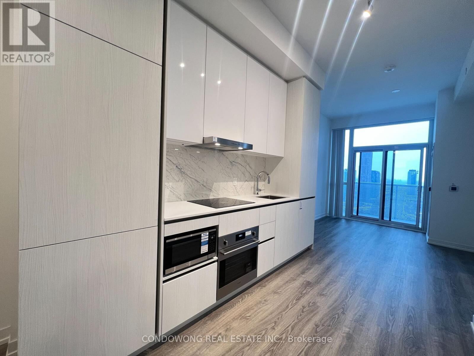 Property Photo:  8 Interchange Way 3607  ON L4K 0R2 