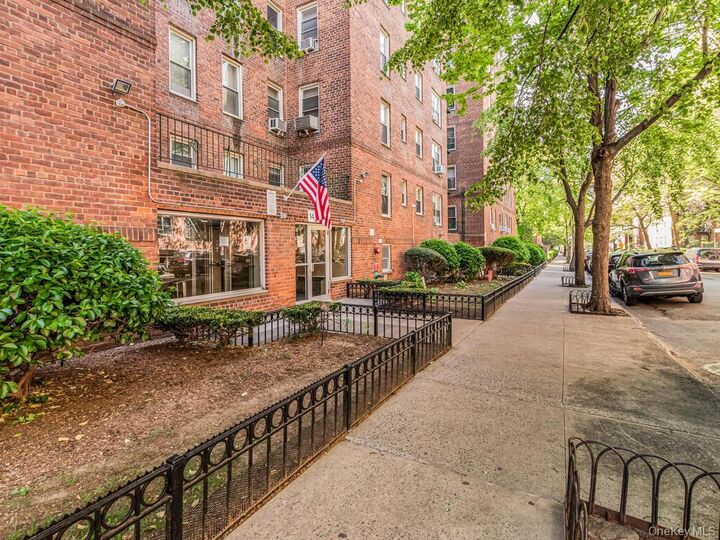 Property Photo:  1475 Thieriot Avenue 5N  NY 10460 