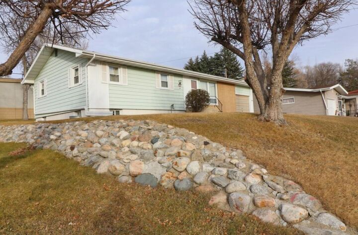 Property Photo:  425 11th Ave NE  ND 58703 