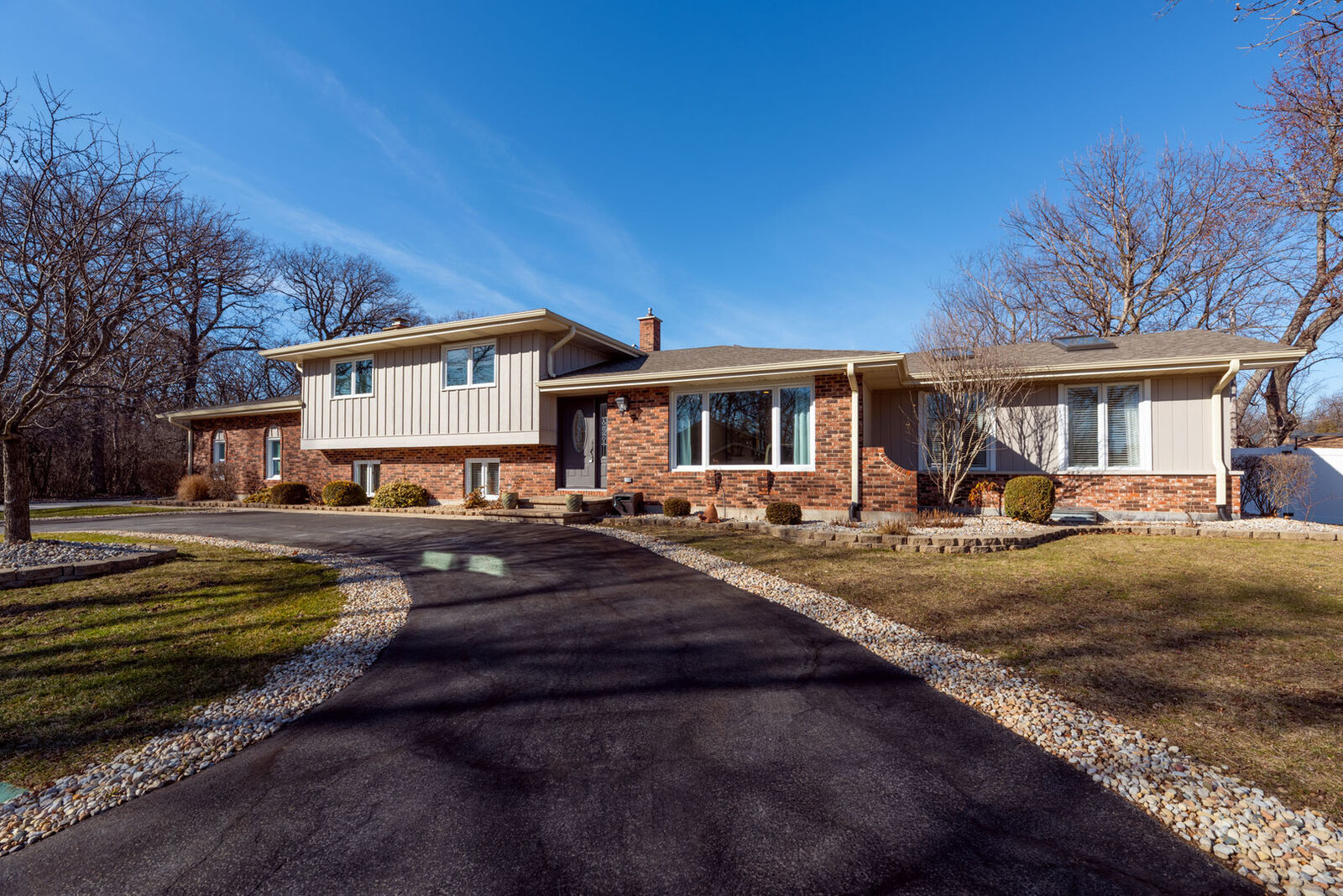 Property Photo:  329 Montclare Lane  IL 60191 