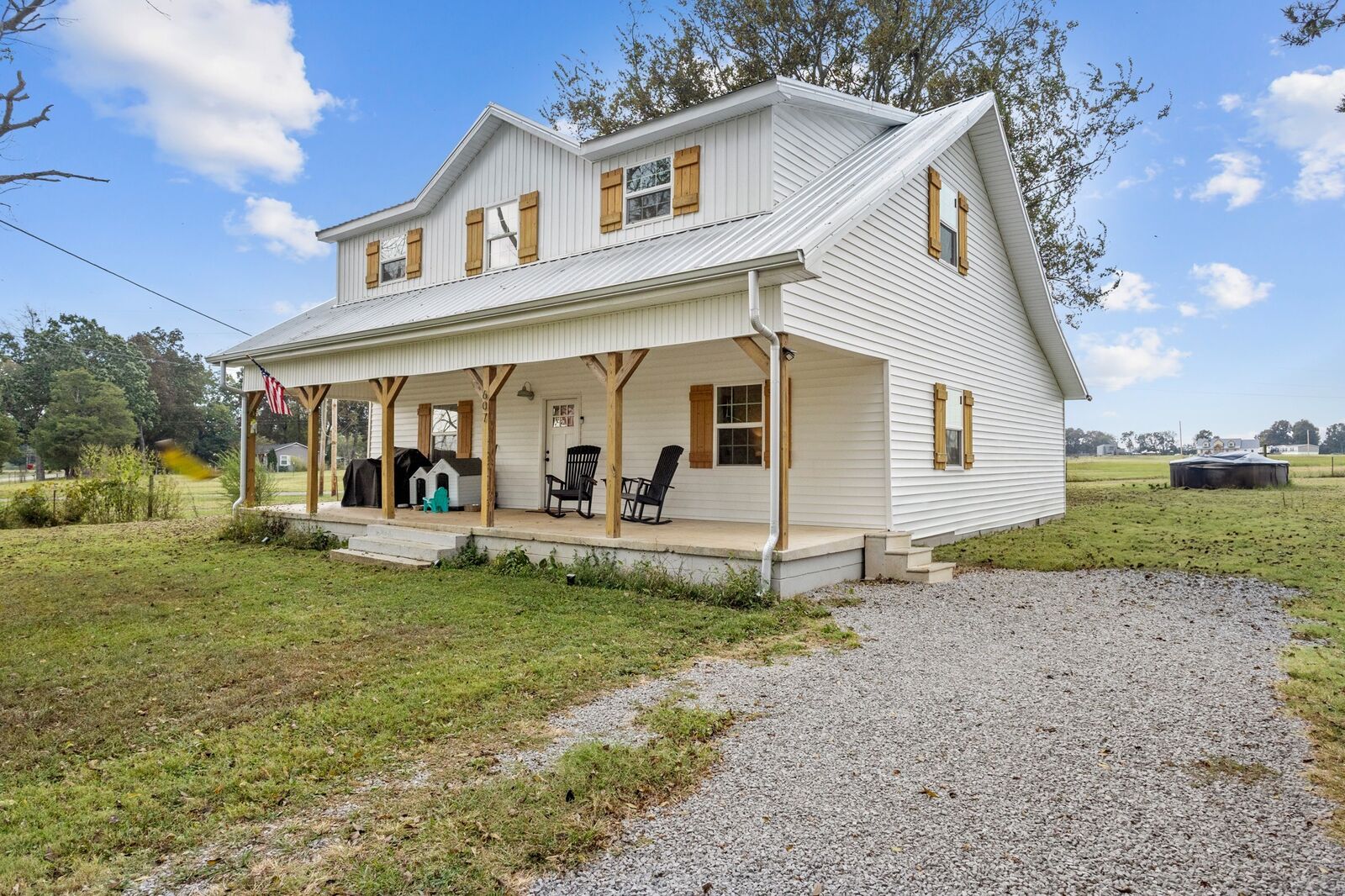 Property Photo:  607 Old Columbia Rd  TN 37180 