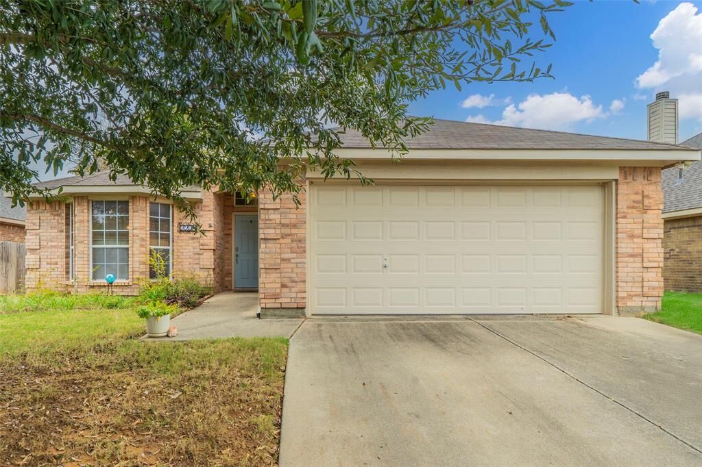 Property Photo: 2204 Cancun Drive TX 76063