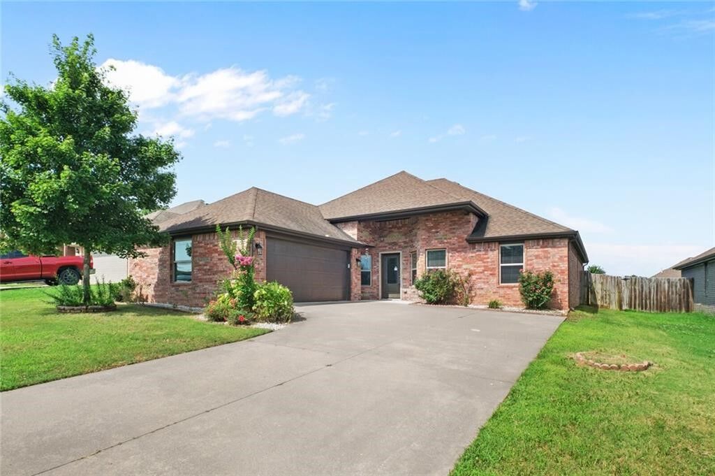 Property Photo:  904 SW Caprington Street  AR 72712 