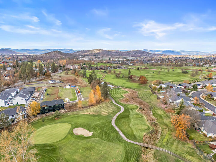 Property Photo: 210 Bogey Lane OR 97524