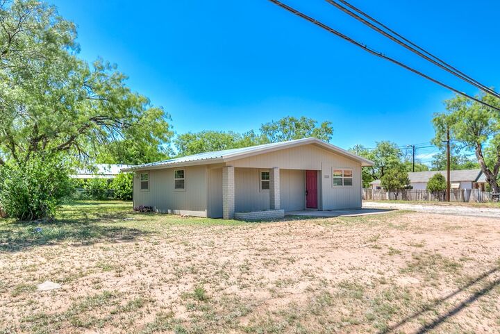 Property Photo: 2113 S Hill St TX 76903
