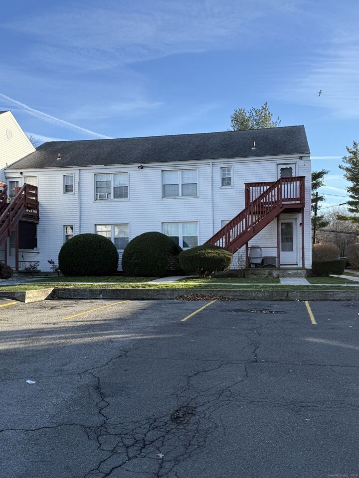 Property Photo:  1084 East Main Street Apt 3  CT 06902 