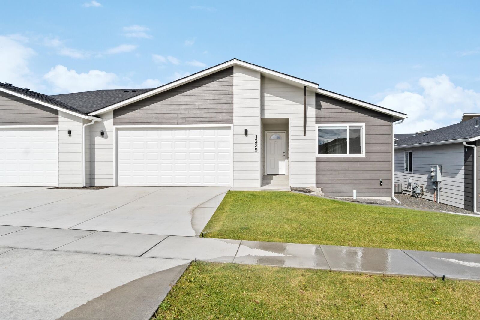 Property Photo:  1227 N Coach Dr 1229  WA 99016 