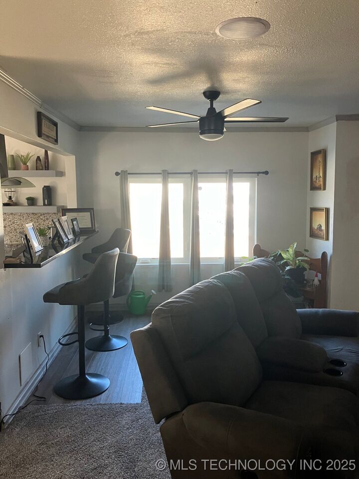 Property Photo:  32 E 44th Place  OK 74106 