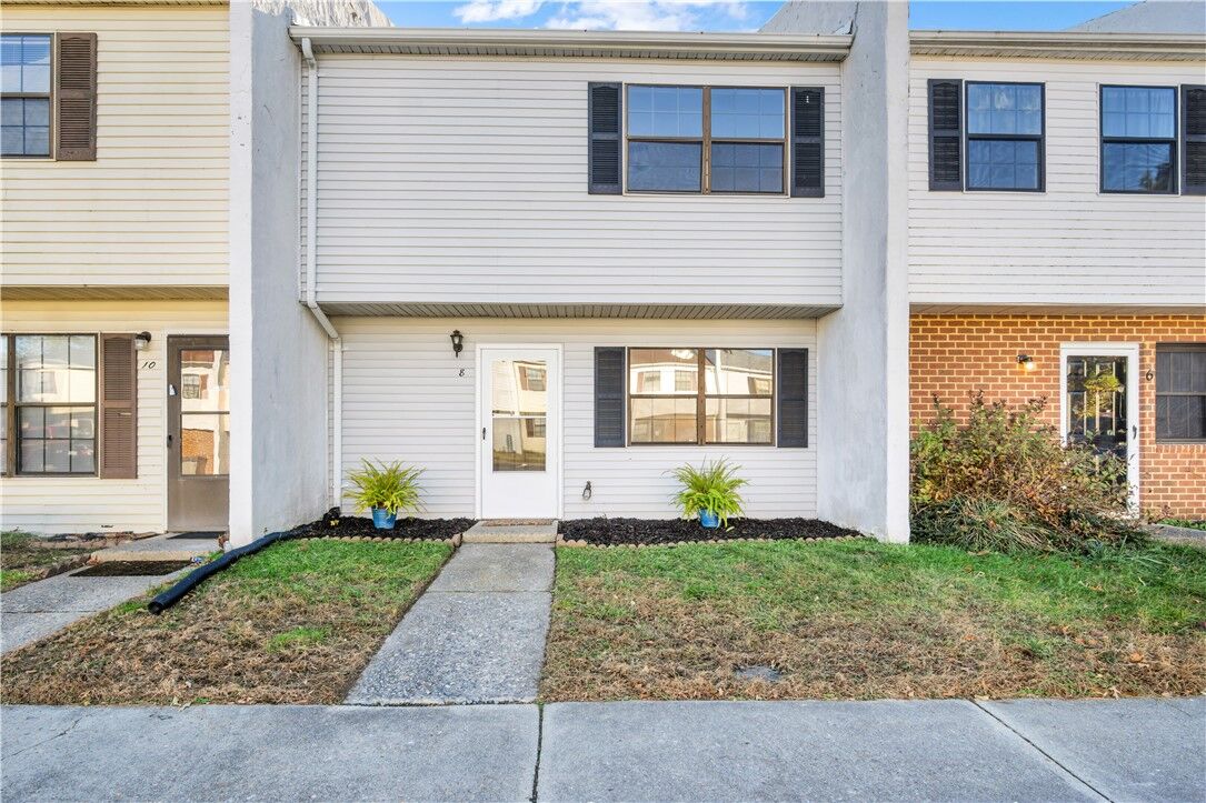 Property Photo:  8 Sparrow Court  VA 23185 